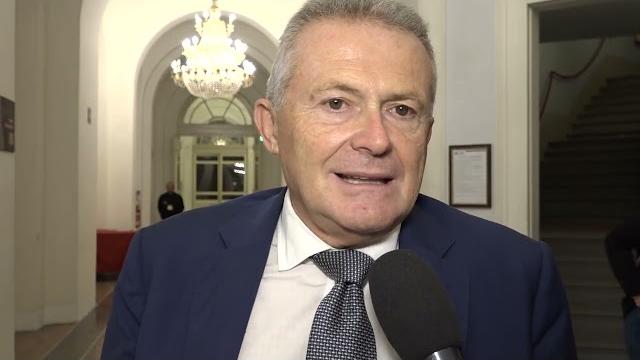 Al Petrarca il "Premio fedeltà al lavoro". I dati della CCIAA: "soffre la moda, bene l'oro" - vtofBWrhA6k