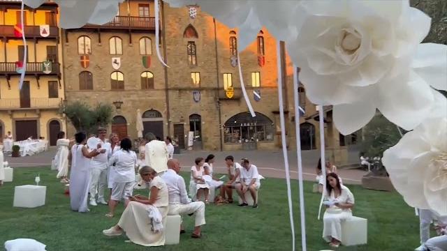 Successo per la Cena Bianca in piazza Grande - BP7GV-UpeaE