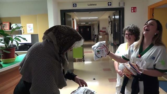 Ospedale di Arezzo, la Befana dell’Associazione Vigili del Fuoco arriva in Pediatria - KHpJBxSUf6c