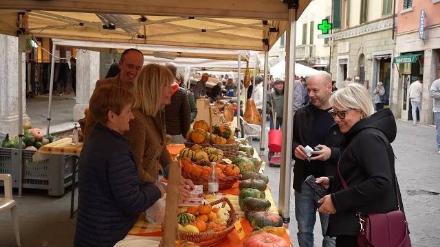 Foiano della Chiana, grande successo per il ritorno della Festa della Zucca - L4bN3AO0RZA