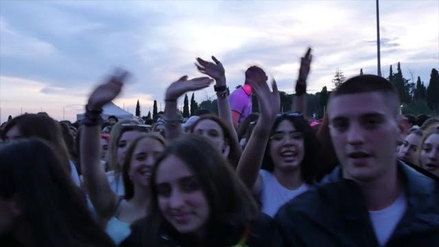 Cortona, per Tananai bagno di folla e duetto con Jovanotti - VWSLVgyrKB8