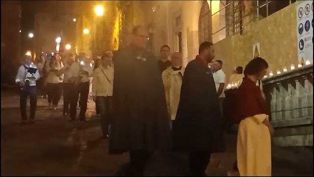 Festa dell'Assunta. Torna la tradizionale fiaccolata in Piazza Grande ad Arezzo - a1wS86uOgDs