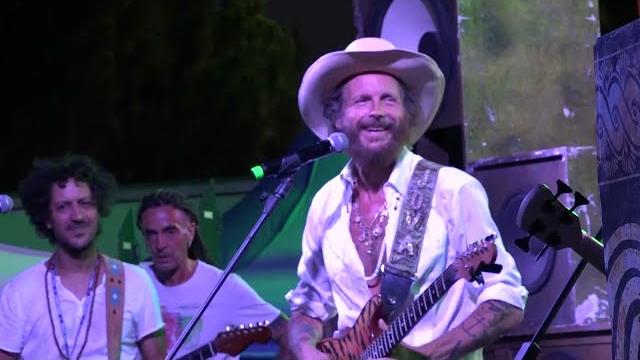 Jovanotti non delude la sua Cortona e si presenta sul palco del Cautha Summer festival - ibfvJPu4p2Y