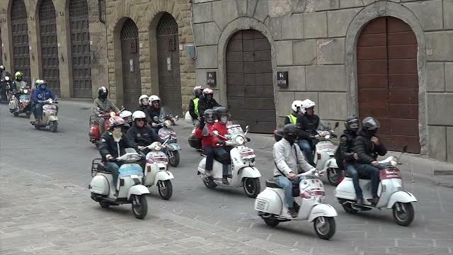 Rombo di motori ad Arezzo, torna il raduno Vespa Club - mHMQE4Uf4iQ