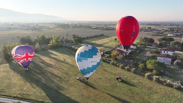 Castiglion Fiorentino, tutti a naso in su per lo spettacolo delle mongolfiere