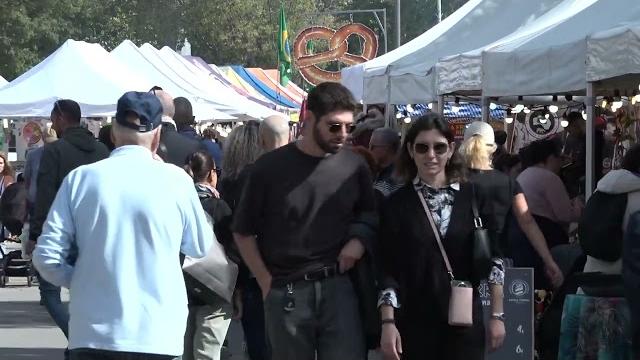 Arezzo, il giro del mondo tra i banchi del Mercato internazionale - oLh9rw-e4Tw