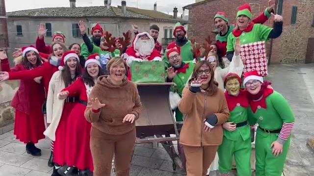 Successo di pubblico e sfida al maltempo. Ciggiano fa centro con la festa dedicata al Natale - p8iK7jSXoxw