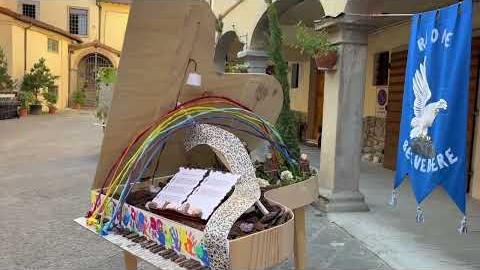 Angoli fioriti a Pratovecchio, la sfida dei fiori e dell'arte nei piccoli rioni - vqmLgvO67M8