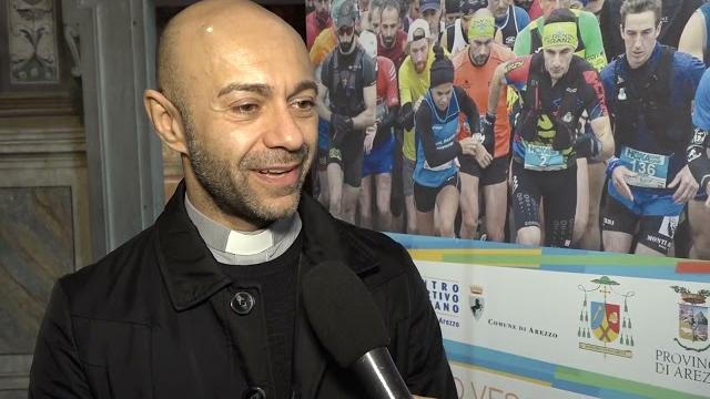 "Darò io il calcio d'inizio", così il Vescovo di Arezzo presenta la squadra di parroci - B3t2hEIsxTw